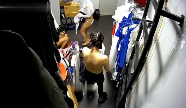 黑客破解摄像头偷拍 ️某剧场后台换衣间的美女们当着男助理面脱换衣服