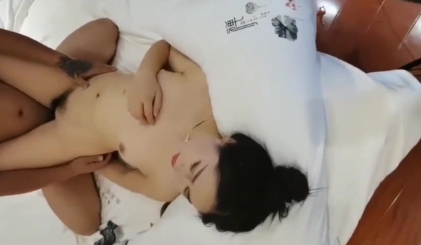 贵妇偷情 ️老公不在家逼瘾难耐戴着大金链子富姐开房让小伙舔逼草穴
