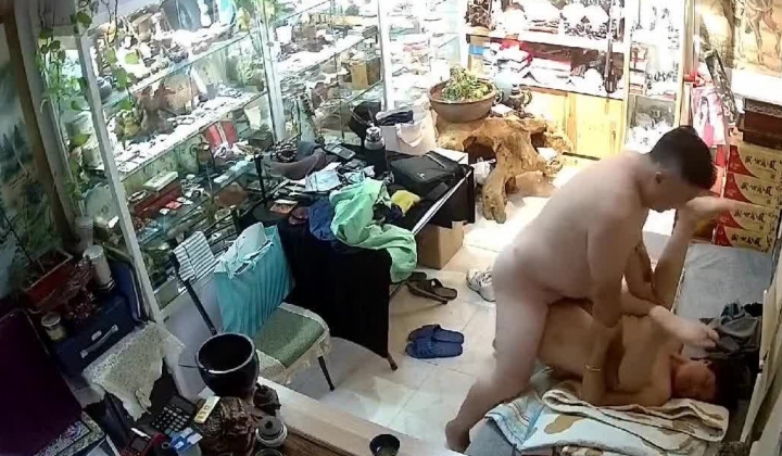 家庭摄像头黑客入侵控制强开真实偸拍居家隐私生活大曝光 骚姐姐寂寞难耐边看手机黄片边用跳蛋自慰