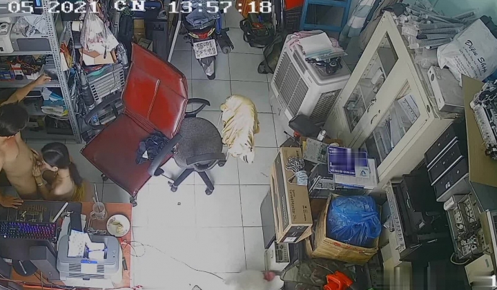 黑客破解摄像头监控偷拍 电脑维修店内夫妻口爆啪啪 超刺激！