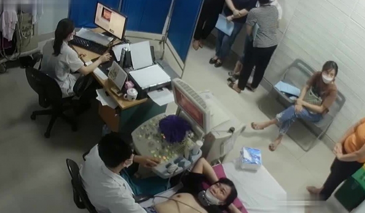 黑客破解医院妇科监控摄像头偷拍 男医生做B超阴超磨蹭温柔插入眼镜少妇不好意思看