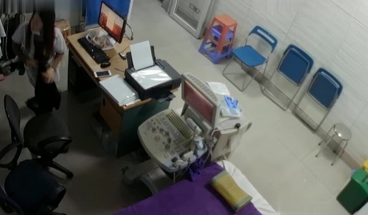 黑客破解医院妇科监控摄像头偷拍 男医生做B超阴超磨蹭温柔插入眼镜少妇不好意思看