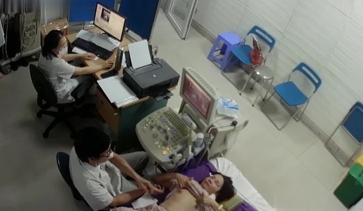 黑客破解医院妇科监控摄像头偷拍 男医生做B超阴超磨蹭温柔插入眼镜少妇不好意思看