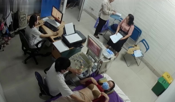 黑客破解医院妇科监控摄像头偷拍 男医生做B超阴超磨蹭温柔插入眼镜少妇不好意思看
