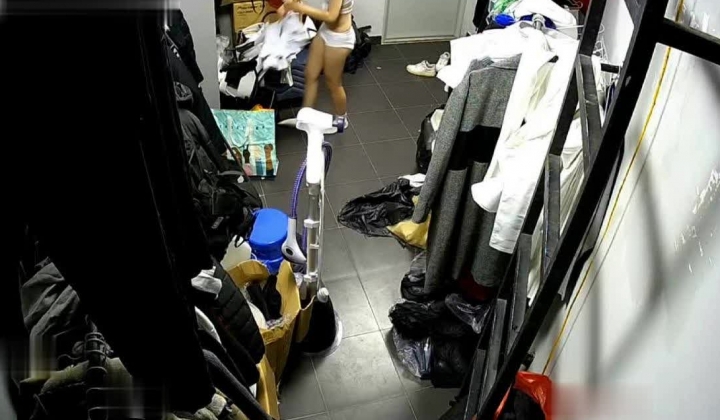 黑客破解摄像头偷拍 ️某剧场后台换衣间的美女们当着男助理面脱换衣服