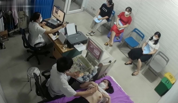 黑客破解医院妇科监控摄像头偷拍 男医生做B超阴超磨蹭温柔插入眼镜少妇不好意思看