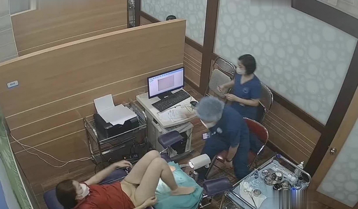 黑客破解医院摄像头偷窥 ️妇科诊疗室络绎不绝来做阴道检查的少妇