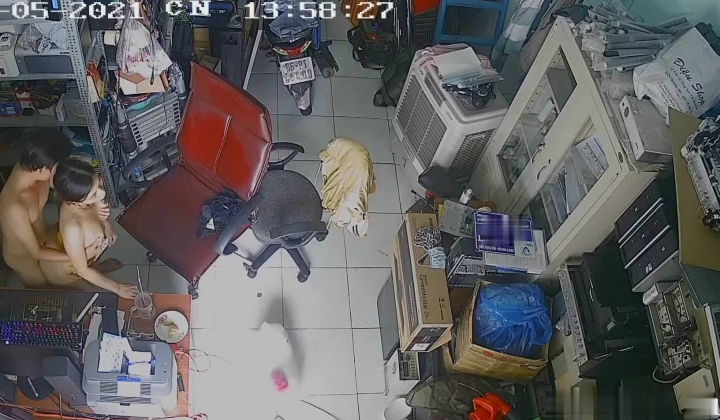 黑客破解摄像头监控偷拍 电脑维修店内夫妻口爆啪啪 超刺激！