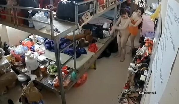 电子厂保安监控偷拍女工们下班后赤身裸体在宿舍走来走去
