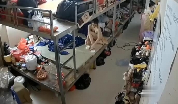 打工妹宿舍监控偷拍她们下班后赤身裸体在宿舍走来走去,已经被资本剥削压迫的毫无羞耻心