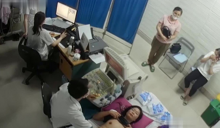 黑客破解医院妇科监控摄像头偷拍 男医生做B超阴超磨蹭温柔插入眼镜少妇不好意思看