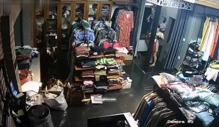 黑客破解摄像头 ️监控偷拍三个服装店内摄像头记录试衣过程