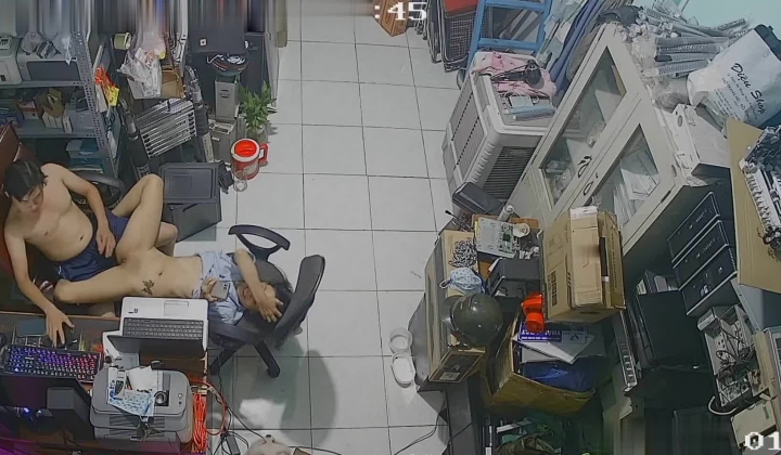 黑客破解摄像头监控偷拍 电脑维修店内夫妻口爆啪啪 超刺激！