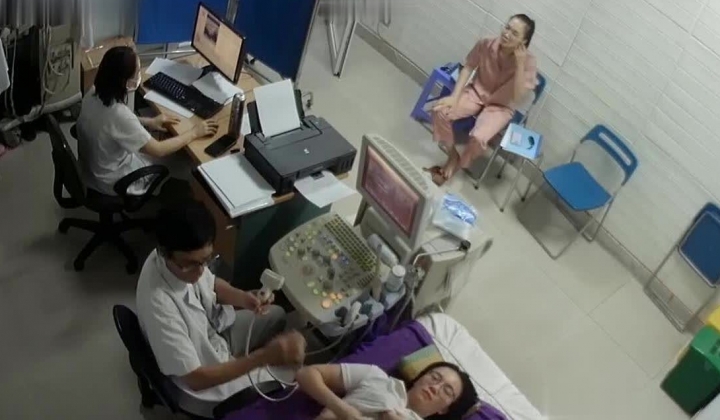 黑客破解医院妇科监控摄像头偷拍 男医生做B超阴超磨蹭温柔插入眼镜少妇不好意思看