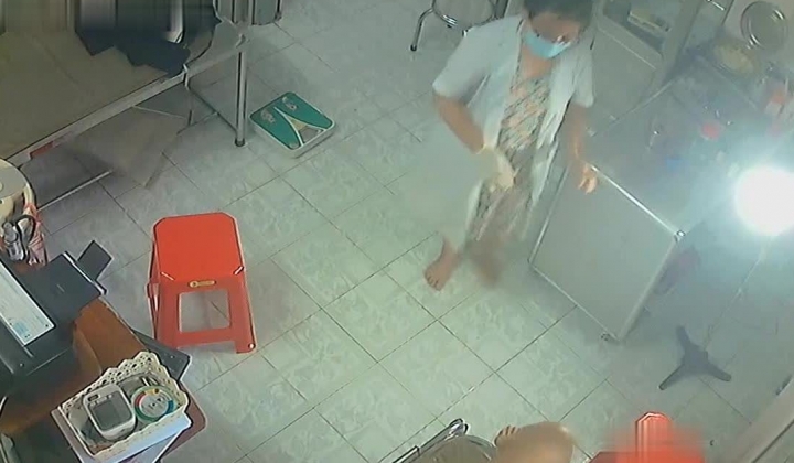 黑客破解医院妇科监控摄像头偷拍 男医生做B超阴超磨蹭温柔插入眼镜少妇不好意思看