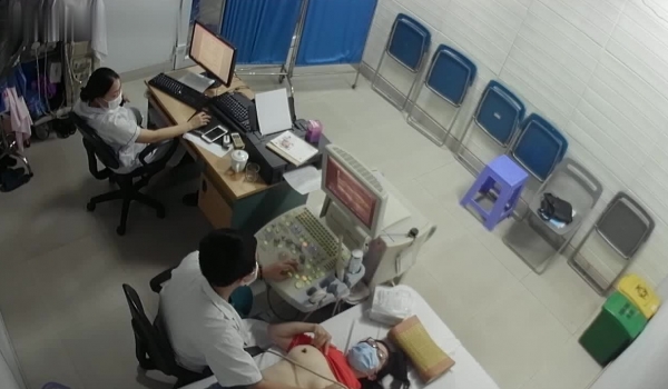 医院体检中心监控偷拍妹子做胸部检查-给闺蜜打电话,告诉她是个男医生做检查,好尴尬啊