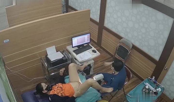 《妇产科监控破解》多位美女少妇张开大腿让医生又抠又摸检查阴道
