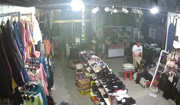 十月新破解商场监控偷拍店铺打烊后老板和收银员在凳子上偷情啪啪看表情搞得骚货很爽