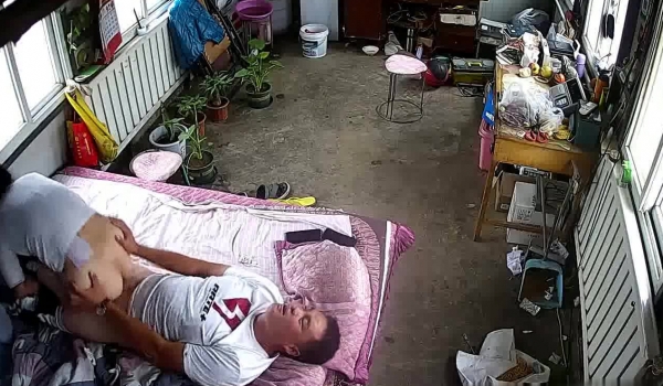 监控破解偷拍中年夫妻睡午觉趁着孩子不在家赶紧的来一炮