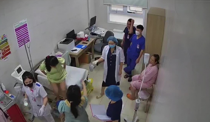 妇产科医院监控破解一群孕妇排队做检查,脱掉内裤躺在床上岔开腿充分暴露私处,旁边两个猥琐的男实习生