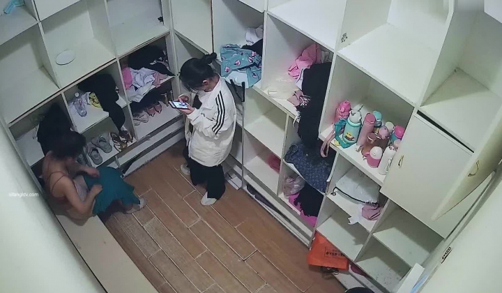 舞蹈班《监控破解》偷拍多位美女学员后台换衣服
