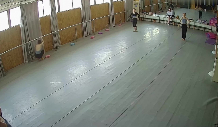 舞蹈班《监控破解》偷拍多位美女学员后台换衣服