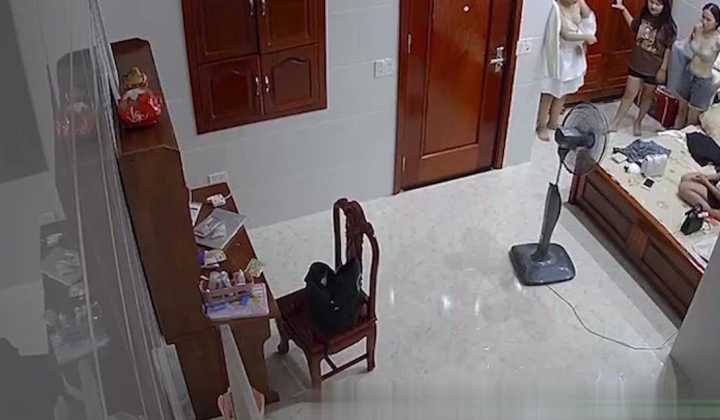监控偷拍四位美女在家换衣服的时候突然地震来了,吓得姑娘衣不蔽体就往外跑
