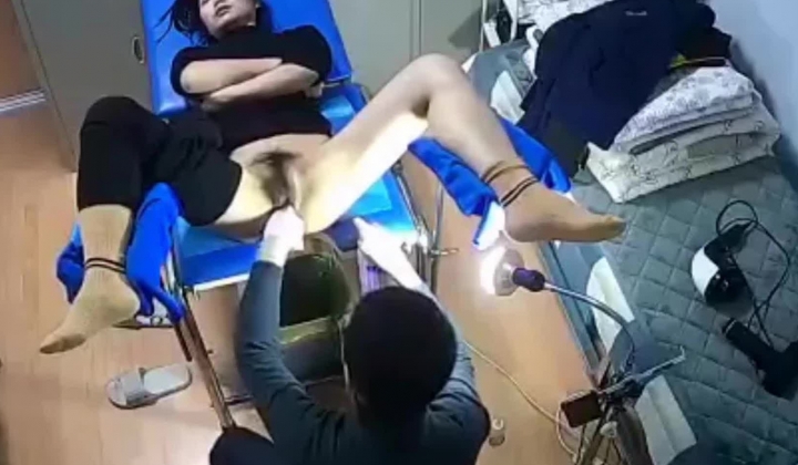 妇科诊所监控偷拍 ️女病人脱下裤子双腿叉开躺在检查床上向男医生完全暴露下体,任凭男医生一双手上抠