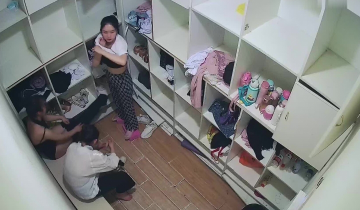舞蹈班《监控破解》偷拍多位美女学员后台换衣服