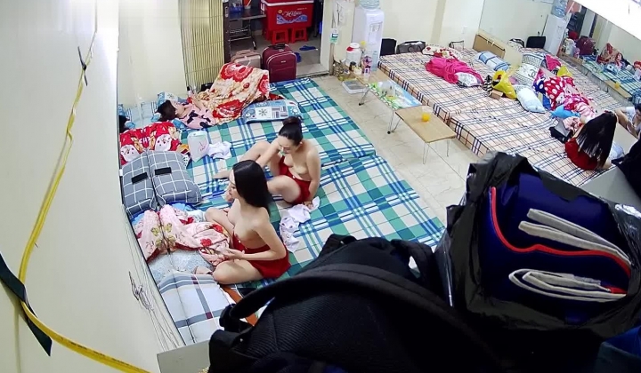 监控偷拍缅北电信诈骗公司女员工集体大通铺睡觉 ️有业绩才能回家