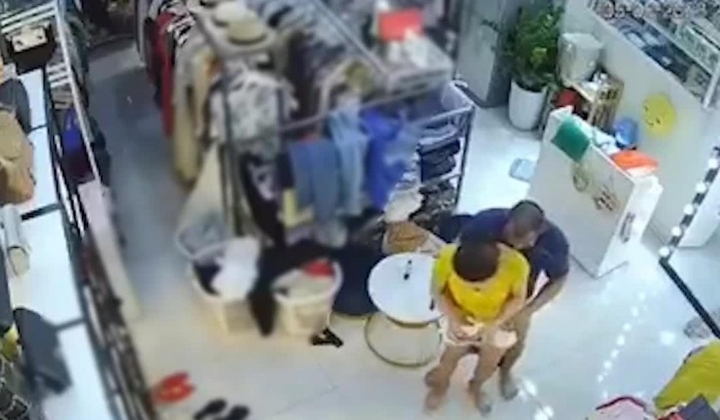 网络监控摄像头偷拍 某服装店遭遇持刀歹徒劫财劫色,老板娘教科书式自救