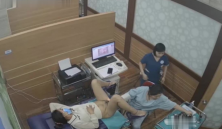 《妇产科监控破解》多位美女少妇张开大腿让医生又抠又摸检查阴道