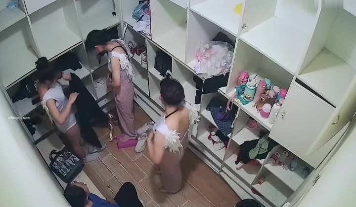 舞蹈班《监控破解》偷拍多位美女学员后台换衣服