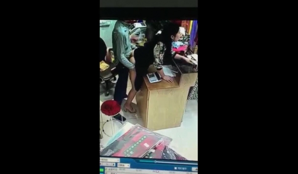 服装店老板偷操服务员被监控拍下 女的很配合 最后应该是进来人了