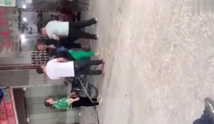 独家爆料 ️监控高清拍摄大白天潮州彩塘袭胸扒裤事件！猥琐肥男当街强奸多视角拍摄最后被警察叔叔抬走