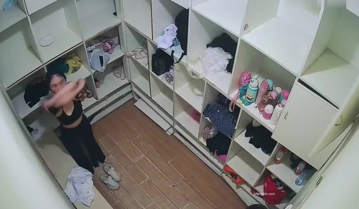 舞蹈班《监控破解》偷拍多位美女学员后台换衣服