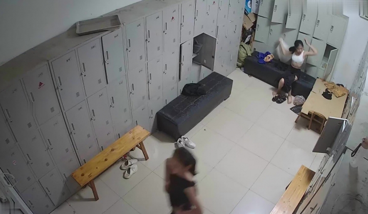 舞蹈班《监控破解》偷拍多位美女学员后台换衣服