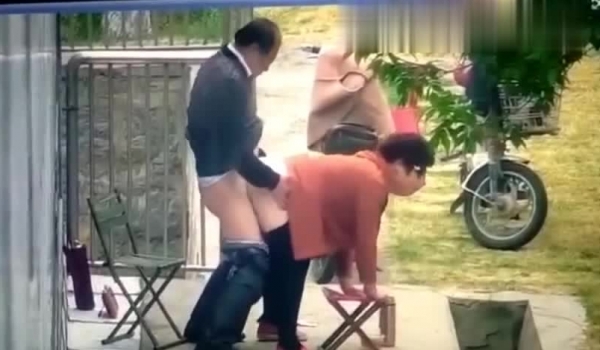 保安翻看监控农家小院大爷和姘头大白天在门前老汉推车，一边看一边调侃