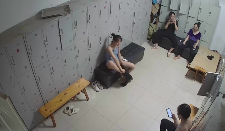 舞蹈班《监控破解》偷拍多位美女学员后台换衣服