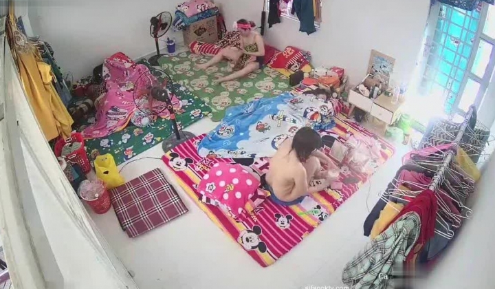 10月最新流出【破解摄像头】 ️监控下的女生宿舍日常洗澡换衣服