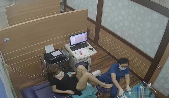 《妇产科监控破解》多位美女少妇张开大腿让医生又抠又摸检查阴道
