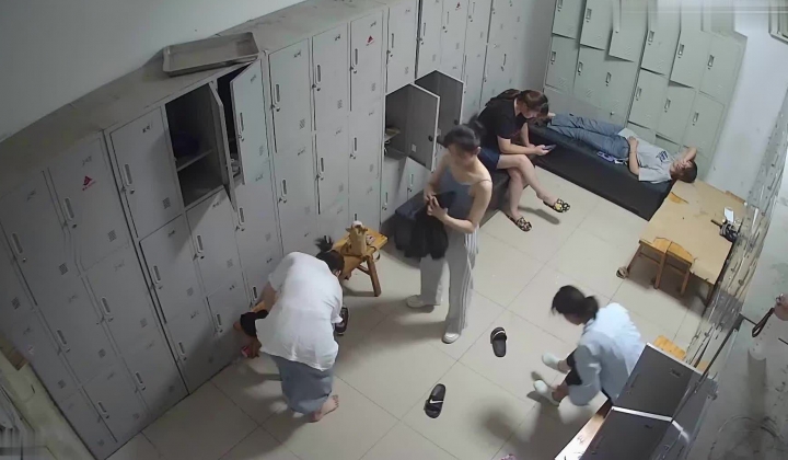 舞蹈班《监控破解》偷拍多位美女学员后台换衣服