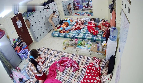 监控偷拍缅北电信诈骗公司女员工集体大通铺睡觉 ️有业绩才能回家