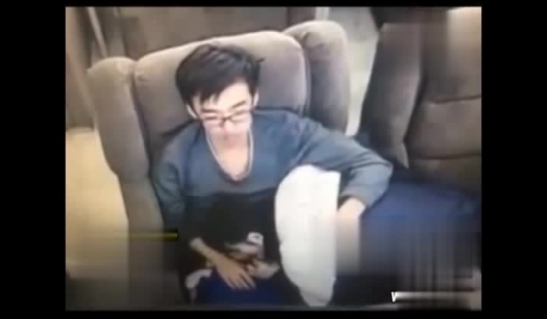 网吧口交门 网吧监控记录学生情侣口交吞精