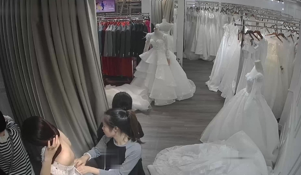监控偷拍某婚纱摄影店一群新娘子脱下奶罩换婚纱,天天看新娘子的奶子