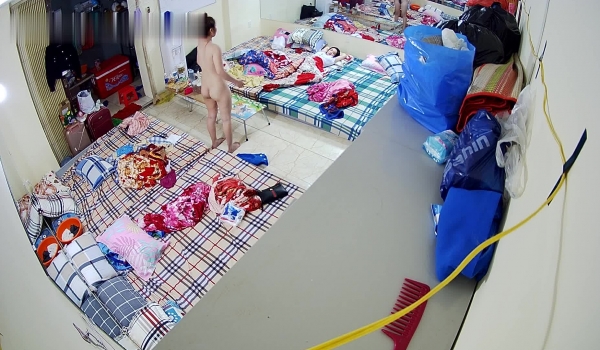 监控偷拍缅北电信诈骗公司女员工集体大通铺睡觉 ️有业绩才能回家