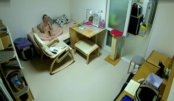 哥哥出差了 监控里看到火爆一幕 嫂子洗完澡在床上张开大腿 晾干鲍鱼 再穿衣服