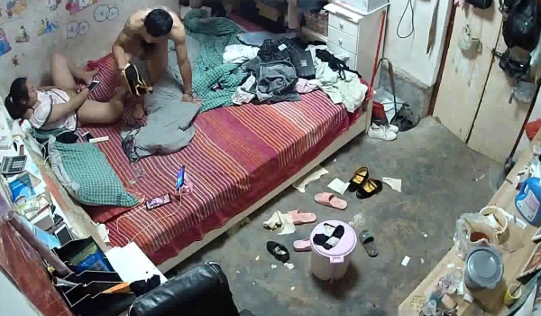 家庭摄像头入侵真实偸拍民宅店铺日常私生活大揭密龟头外翻老汉与老伴小卖铺里玩了一个特殊体位