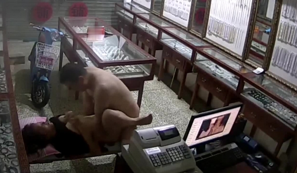 珠宝店店铺监控更夫夜晚把中年卖淫妇女找来先看黄片起性后操逼