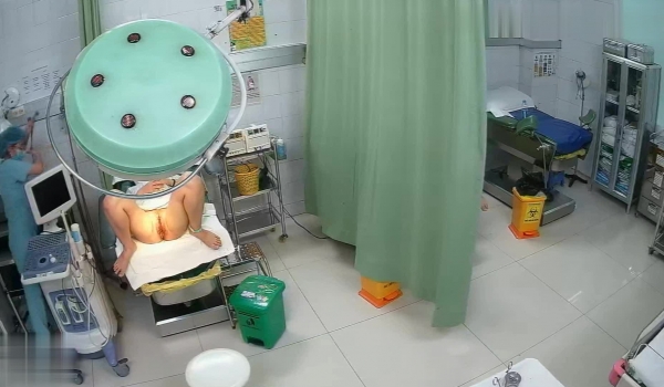 妇科医院监控破解连衣裙小美女脱下内裤叉开腿躺在床上犹如一只待宰的羔羊